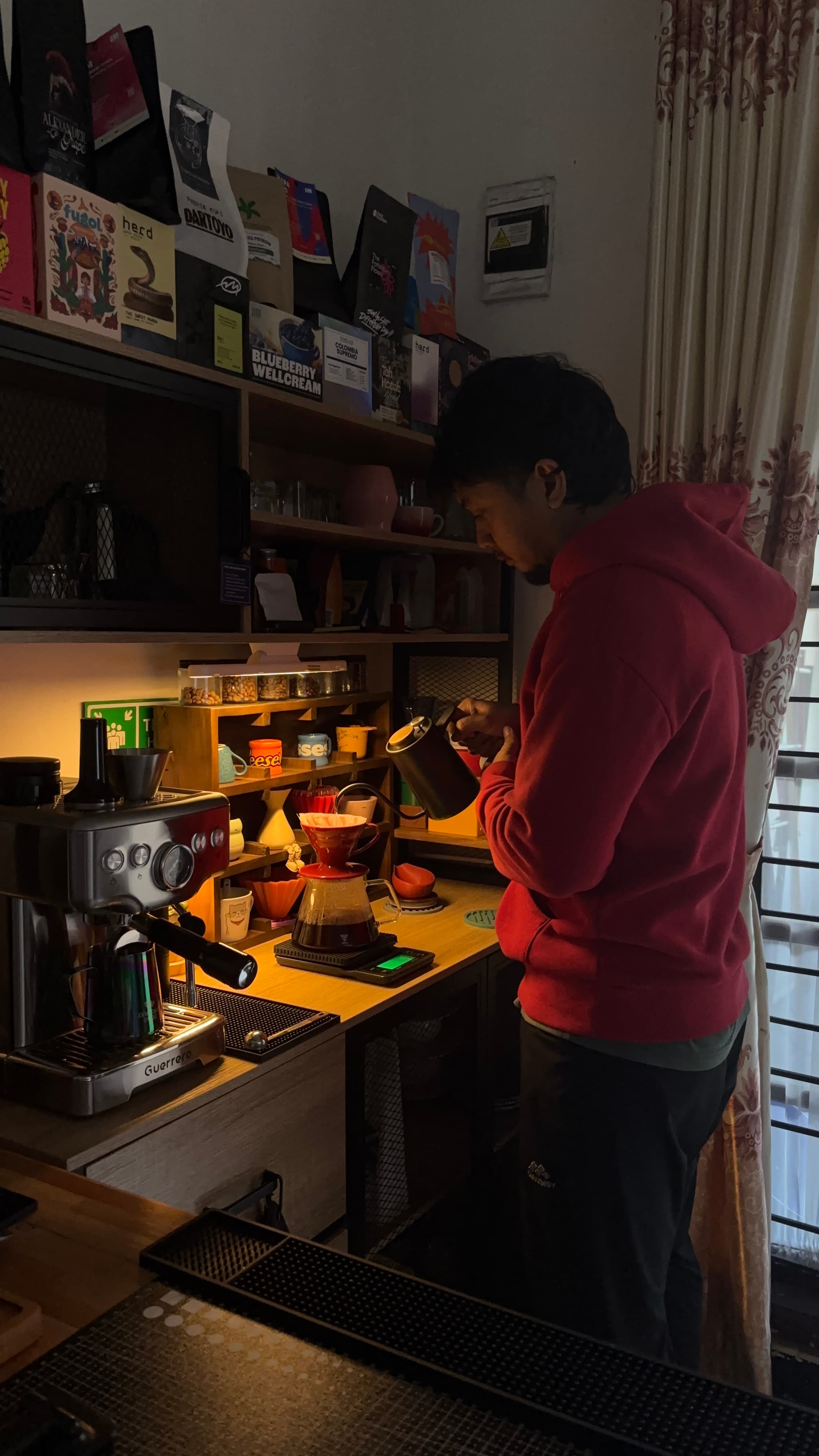 Derd sedang menyeduh kopi di dapur rumahnya.